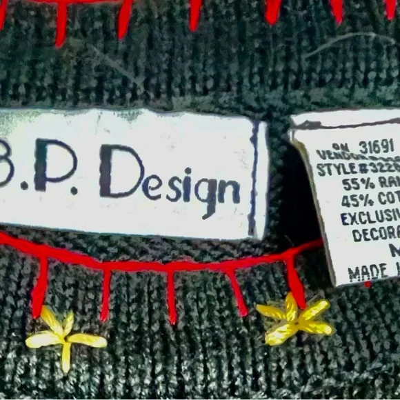 Festive Black Sweater with Teddy Bear Wreath Design Excellent Condition Size M - Picture 9 of 9